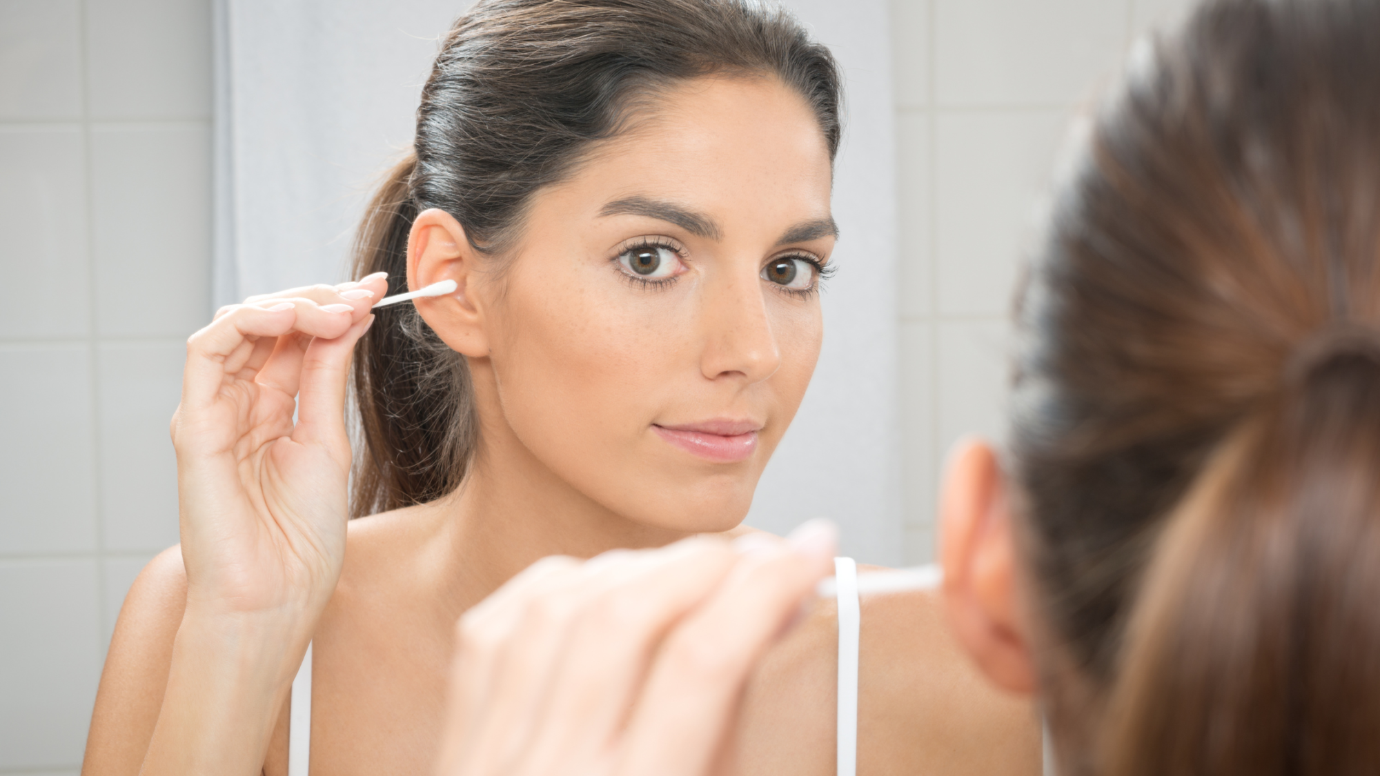 Como deve ser feita a higiene dos ouvidos?